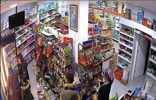 Marketten içki şişesi çalan kadın, müşterinin...