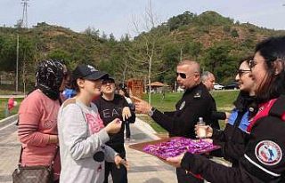 Marmaris polisi depremzede çocuklara moral oldu