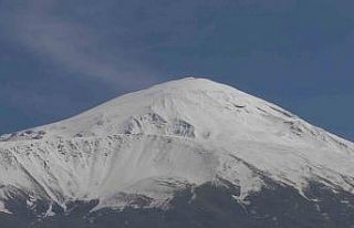 Mart ayında Ağrı Dağı’na kar yağdı