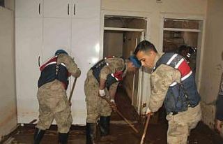 Mehmetçik selzedelerin yaralarını sarıyor