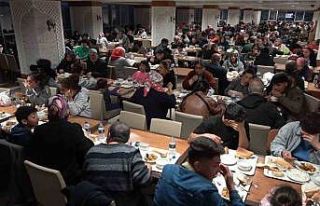 Memleketlerinden uzak kalan depremzedelerin ilk iftarı