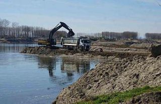 Meriç Nehri yatağındaki kum öbekleri temizleniyor