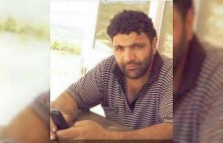 Mermer ocağında yüksekten düşen ekskavatör operatörü...