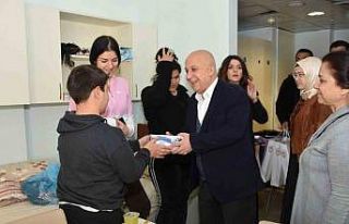 Mersin polisi, depremzedelerin yanında