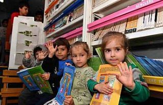 Mersin’de depremzede çocuklara kitap hediye edildi