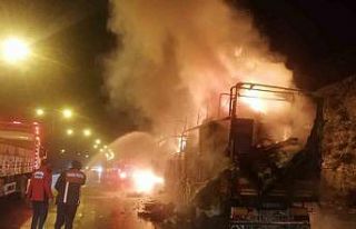 Mersin’de depremzedelerin eşyalarını taşıyan...