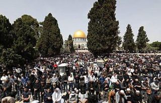 Mescid-i Aksa’da 100 bin kişi cuma namazı kıldı