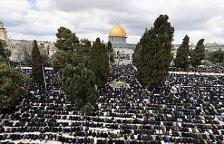 Mescid-i Aksa’da 250 bin kişi cuma namazı kıldı