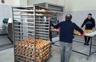 Meslek liseli gençler günlük ekmek üretimine devam...
