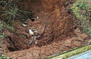 Mezarlığın ortasında oluşan obruk şaşkına...