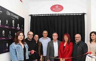 Mezitli Oda Tiyatrosu perdelerini ’Mesafe’ oyunuyla...