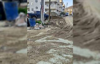 Milas halkı çamurlu ve toprak yolda zor günler...