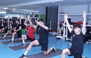 Milliler, günün ilk idmanında salonda çalıştı