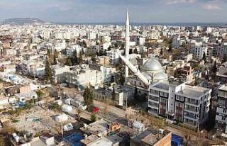 Minare evin üzerine devrildi