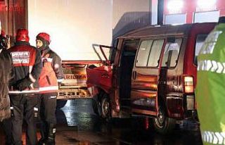 Minibüs, deprem bölgesine konteyner götüren tıra...