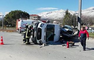 Minibüsle otomobil çarpıştı: 1 yaralı