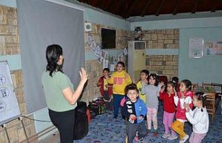 Minik depremzedeler korku dolu günleri aşmaya çalışıyor