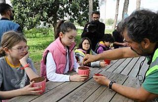 Minik eller fidanları deprem anısına dikti