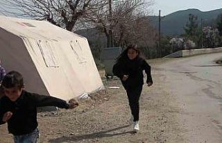 Minik kızdan yardım gönüllülere duygulandıran...