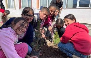 Minik öğrenciler fidanları toprakla buluşturdu