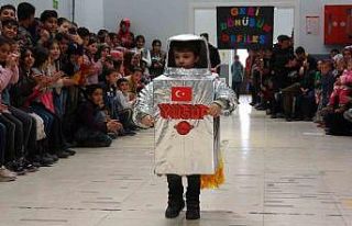 Minik öğrencilerden sıra dışı defile