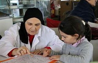 Minik ressamlar, yaşlı vatandaşlarla resim yaptı