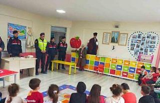 Minikler hazırladıkları Türk bayrağını jandarmaya...