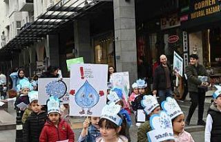 Miniklerden anlamlı yürüyüş