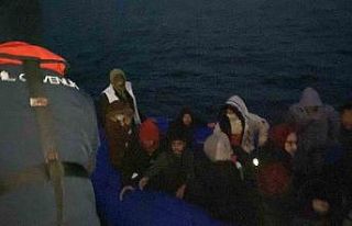 Motoru arızalanan lastik bottaki göçmenleri Sahil...