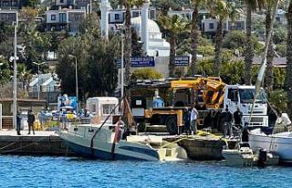 Motoryat fırtınada battı