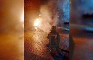 Motosiklet cadde ortasında alev alev yandı