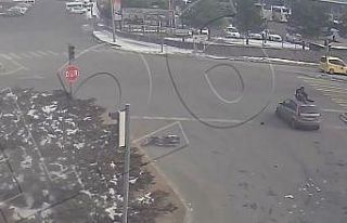 Motosiklet sürücüsü kendisine çarpan otomobilin...