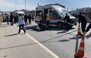 Motosikletin tırın altına girmesi kamerada