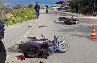 Motosikletler kafa kafaya çarpıştı: 3 yaralı