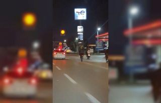 Motosikletli gençlerin trafikteki tehlikeli hareketleri...
