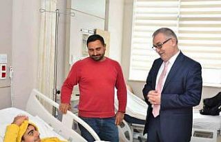 Müdür Akyol, depremzede öğrenci ile hastanede...