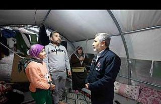 Müftülük personeli depremzedeleri yalnız bırakmıyor