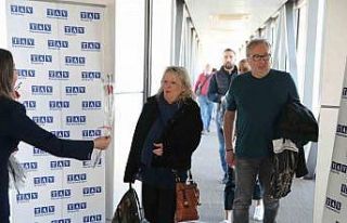 Muğla’da sezonun ilk turistleri çiçeklerle karşılandı