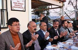 Nazilli’de mahalleli belediyenin iftar yemeğinde...