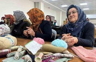 Nevşehir’de depremzede kadınlar örgü örerek...