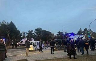 Nevşehir’de fireni patlayan kamyon araçlara çarptı:...
