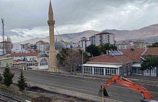 Niğde’de depremde hasar alan minare yıkıldı