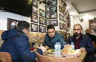 Ödüllü paçacı deprem sonrası dükkanını açtı,...