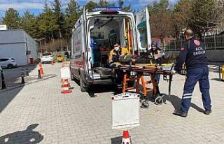 Odun toplarken beton bloğun altında kalarak yaralandı