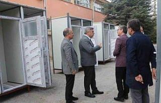 Öğrenciler deprem bölgesi için seyyar duş ve...