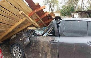 Öğrenciler dersteyken fırtına okulun çatısını...