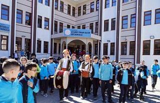 Öğrenciler teneffüs zili yerine davul çalarak...