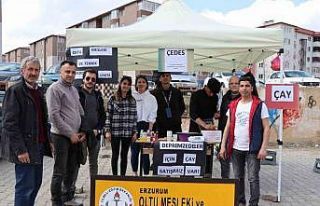 Öğretmen ve öğrenciler depremzedeler için pazarda...