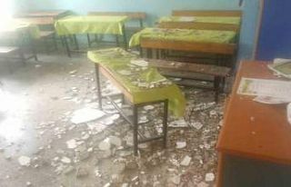 Okulda tavan sıvası düştü, 2 öğrenci yaralandı