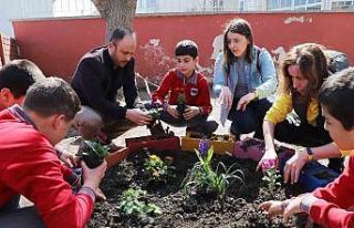 Okulun bahçesi miniklerin elleriyle renklendi